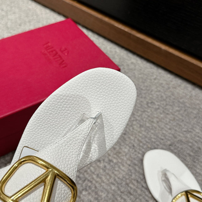 THONG SANDAL IN WHITE CALFSKIN WITH GOLD LOGO