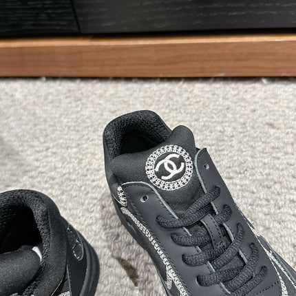 CLASSIC TRAINER IN BLACK FABRIC