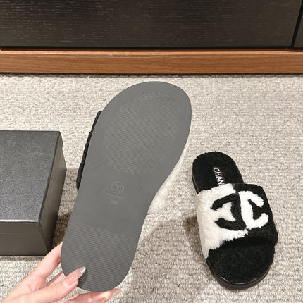 CC SLIPPERS IN BLACK MIX WHITE FLEECE