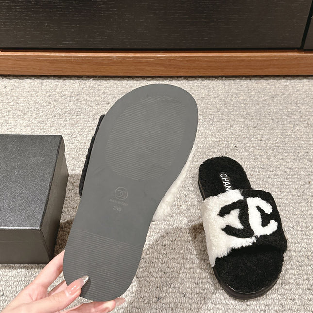 CC SLIPPERS IN BLACK MIX WHITE FLEECE