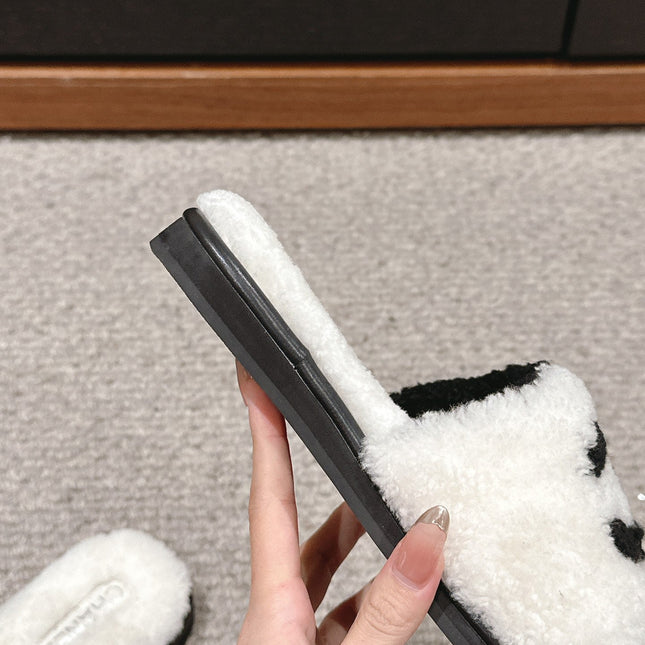 CC SLIPPERS IN WHITE MIX BLACK FLEECE