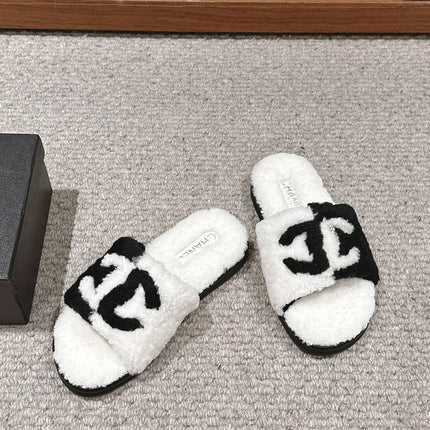 CC SLIPPERS IN WHITE MIX BLACK FLEECE