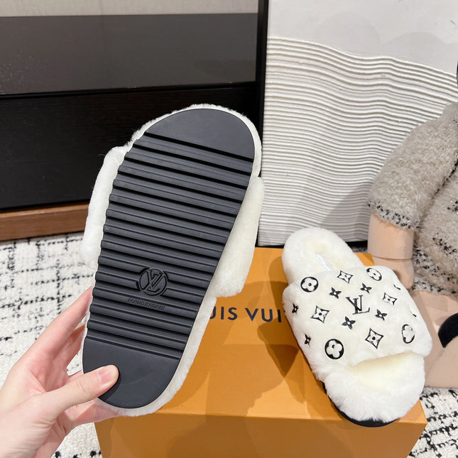 SLIPPER IN WHITE WOOL WITH BLACK LOGO