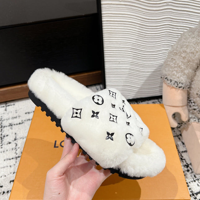 SLIPPER IN WHITE WOOL WITH BLACK LOGO