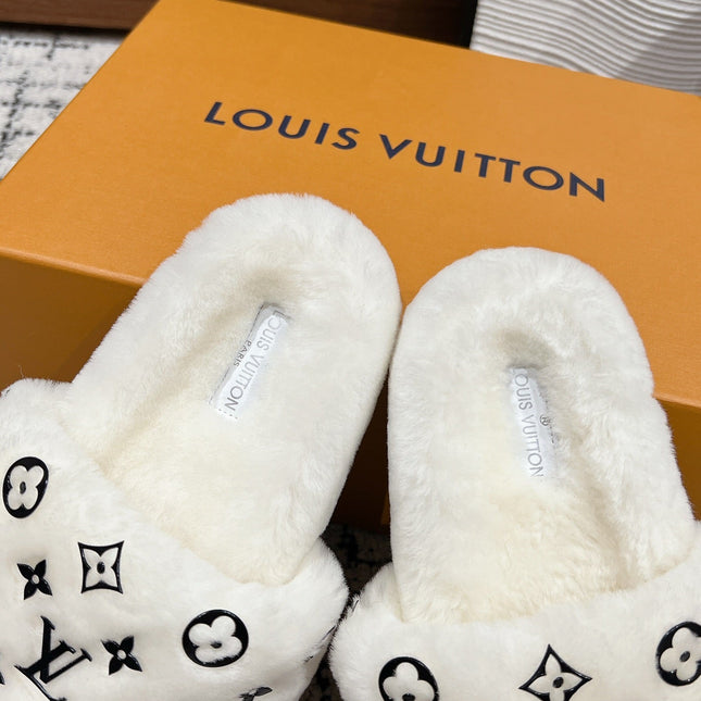 SLIPPER IN WHITE WOOL WITH BLACK LOGO