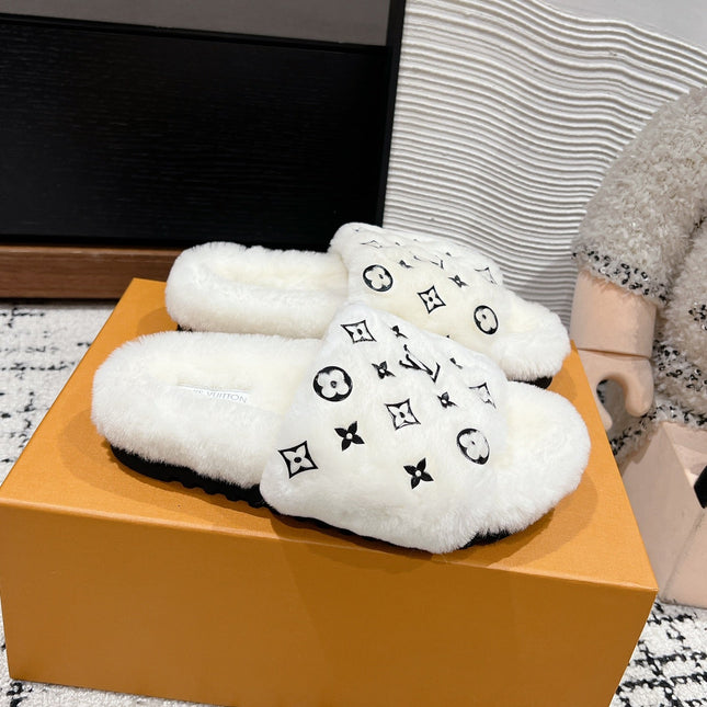 SLIPPER IN WHITE WOOL WITH BLACK LOGO