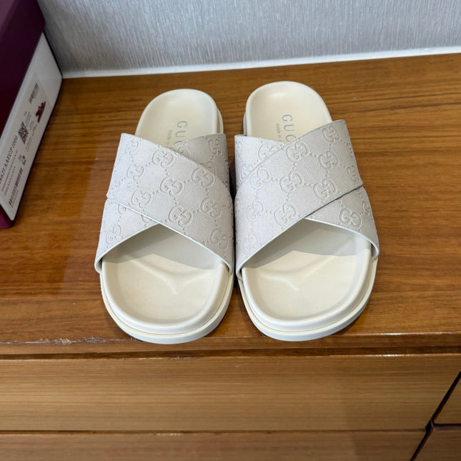 GG SLIDES X-STRAP IN WHITE SUEDE WITH EMBOSSED LOGO