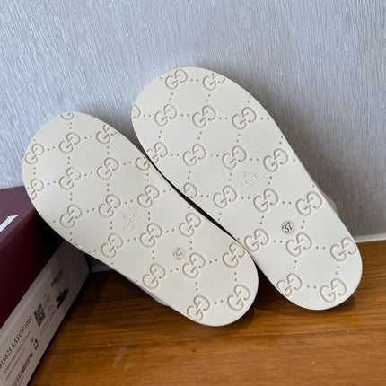 GG SLIDES X-STRAP IN WHITE SUEDE WITH EMBOSSED LOGO