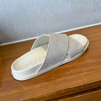 GG SLIDES X-STRAP IN WHITE SUEDE WITH EMBOSSED LOGO