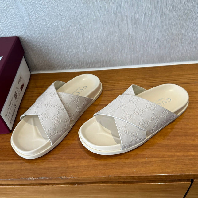 GG SLIDES X-STRAP IN WHITE SUEDE WITH EMBOSSED LOGO