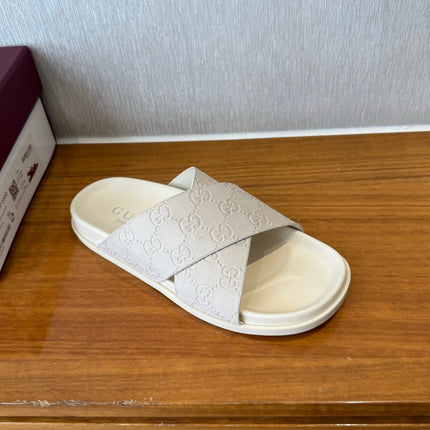 GG SLIDES X-STRAP IN WHITE SUEDE WITH EMBOSSED LOGO