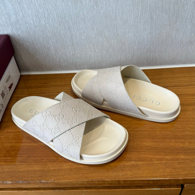 GG SLIDES X-STRAP IN WHITE SUEDE WITH EMBOSSED LOGO