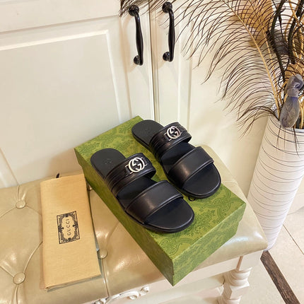 GG SANDAL WITH ROUND INTERLOCKING G IN BLACK CALFSKIN