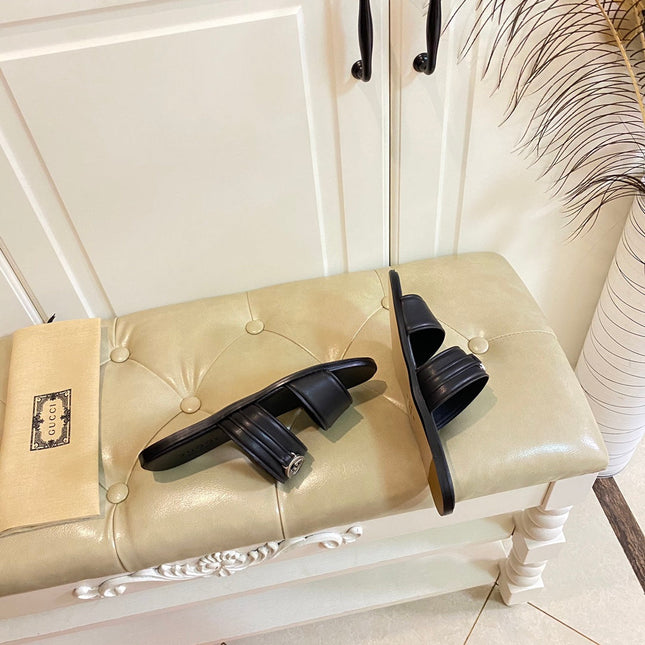 GG SANDAL WITH ROUND INTERLOCKING G IN BLACK CALFSKIN