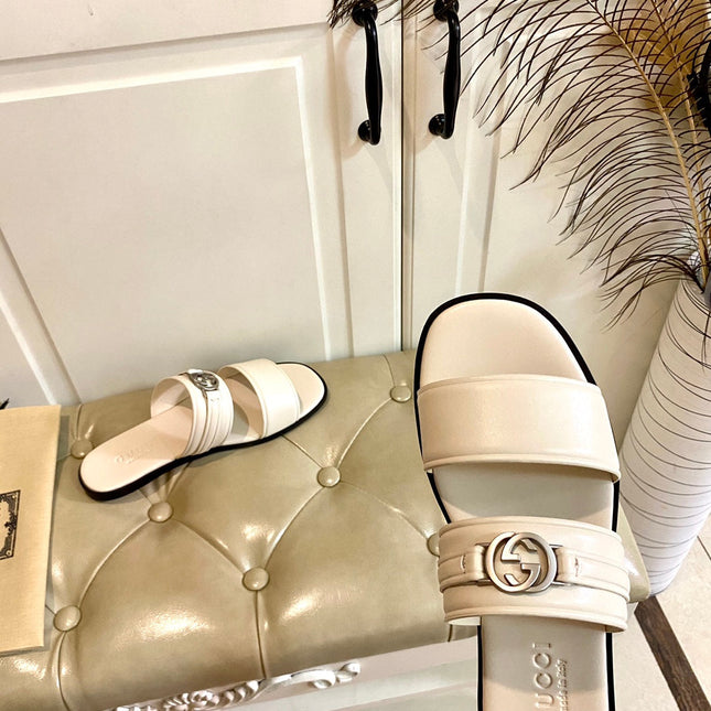 GG SANDAL WITH ROUND INTERLOCKING G IN WHITE CALFSKIN