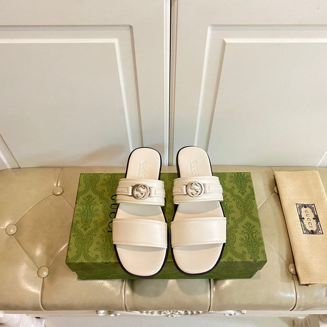GG SANDAL WITH ROUND INTERLOCKING G IN WHITE CALFSKIN