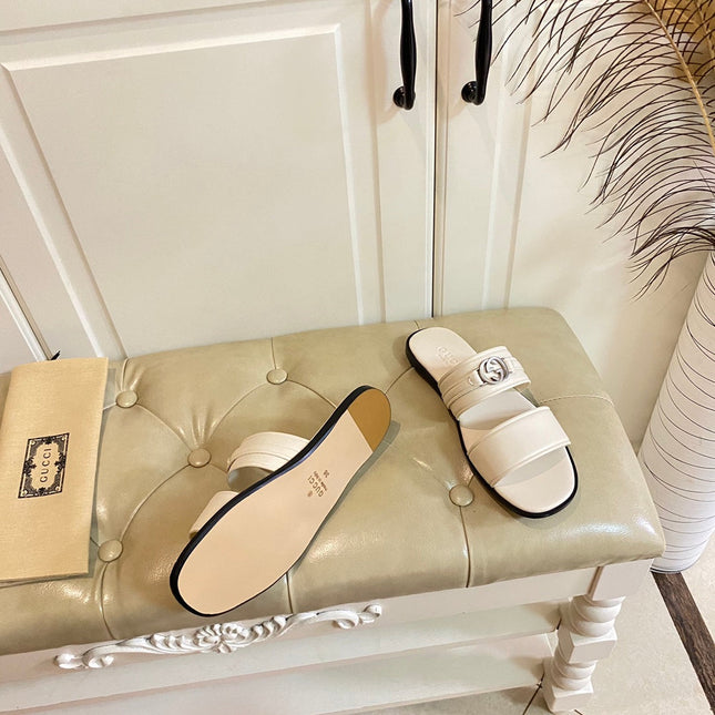 GG SANDAL WITH ROUND INTERLOCKING G IN WHITE CALFSKIN