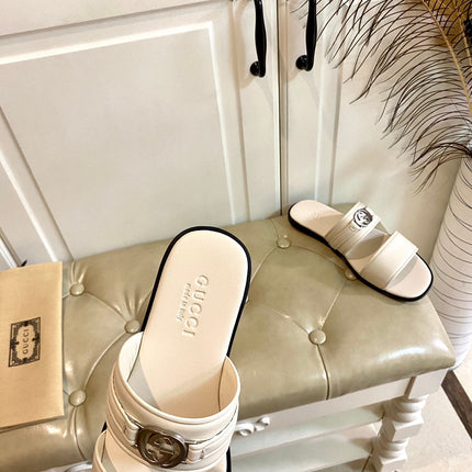 GG SANDAL WITH ROUND INTERLOCKING G IN WHITE CALFSKIN