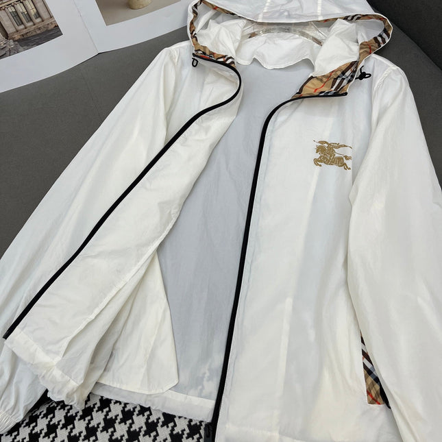 HOODED WINDBREAKER IN WHITE