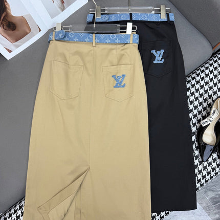FRONT-SLIT SKIRT WITH LOGO BELT