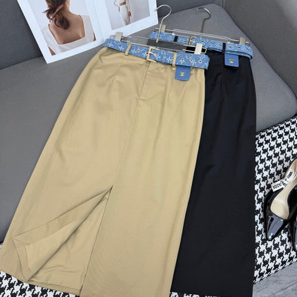 FRONT-SLIT SKIRT WITH LOGO BELT