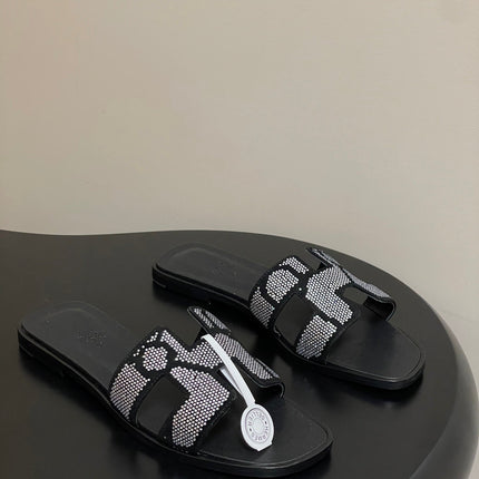 HM 25S ORAN SANDAL IN BLACK LAMBSKIN WITH WHITE STONE DETAILS