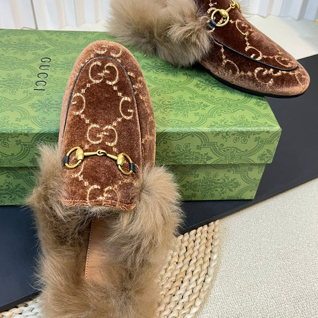 HORSEBIT MULE IN SYRUP BROWN MONOGRAM VELVET AND LAMB WOOL LINING