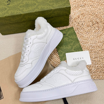 SNEAKER IN RICE WHITE CALFSKIN AND LAMB WOOL LINING