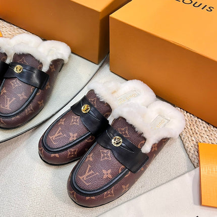 FLAT MULE IN CHESTNUT BROWN MONOGRAM CALFSKIN AND SHEARLING LINING