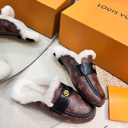 FLAT MULE IN CHESTNUT BROWN MONOGRAM CALFSKIN AND SHEARLING LINING
