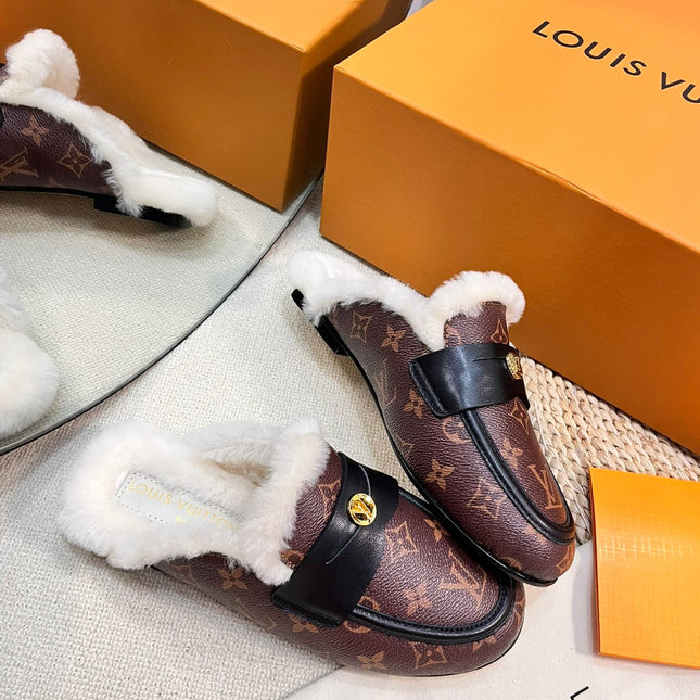 FLAT MULE IN CHESTNUT BROWN MONOGRAM CALFSKIN AND SHEARLING LINING