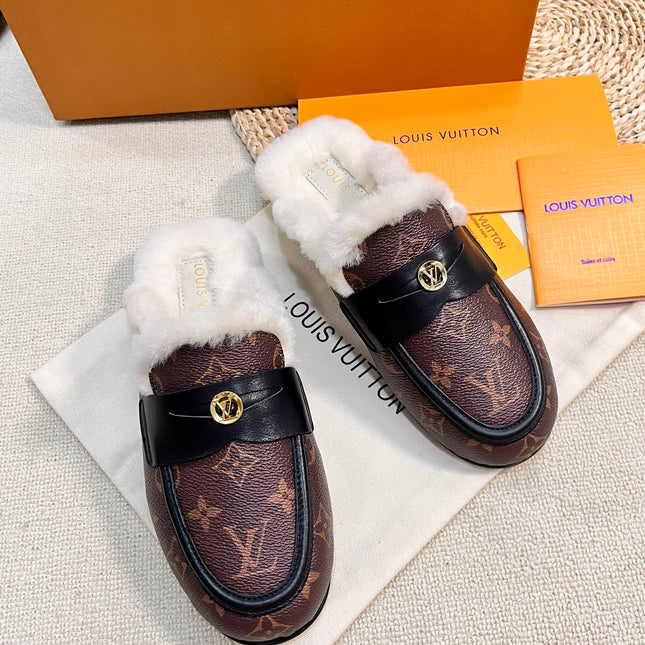 FLAT MULE IN CHESTNUT BROWN MONOGRAM CALFSKIN AND SHEARLING LINING