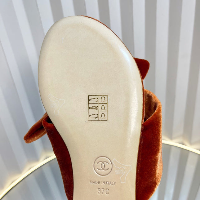 LACE SANDALS IN RUSSET BROWN VELVET