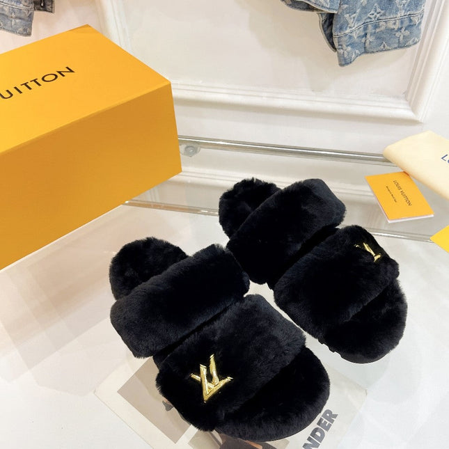 HALF MULE SLIPPERS IN BLACK FLEECE FEATURING METALLIC LOGO