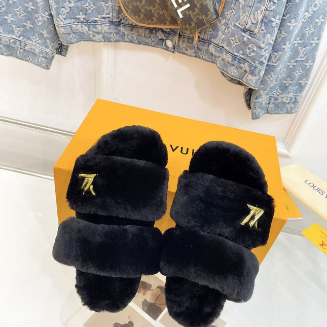 HALF MULE SLIPPERS IN BLACK FLEECE FEATURING METALLIC LOGO