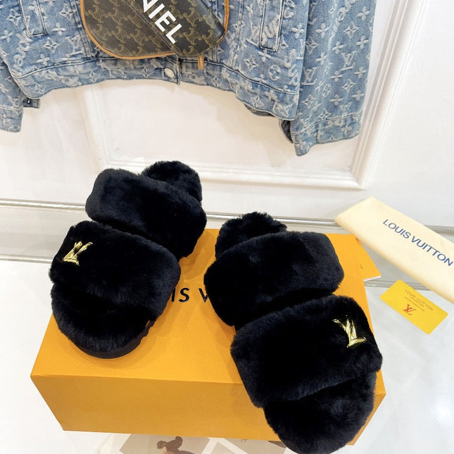 HALF MULE SLIPPERS IN BLACK FLEECE FEATURING METALLIC LOGO