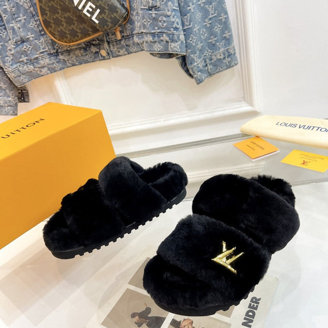 HALF MULE SLIPPERS IN BLACK FLEECE FEATURING METALLIC LOGO