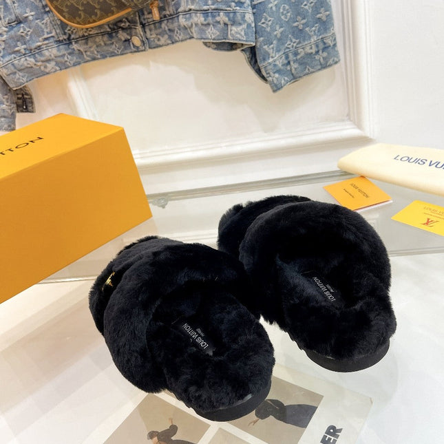 HALF MULE SLIPPERS IN BLACK FLEECE FEATURING METALLIC LOGO