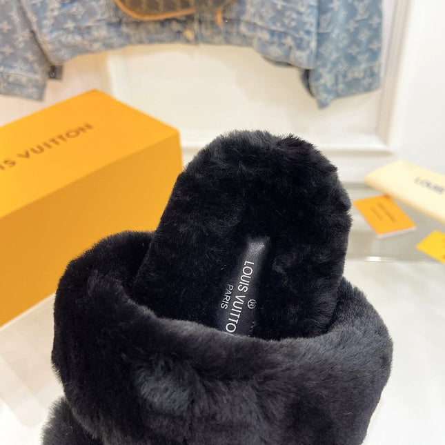 HALF MULE SLIPPERS IN BLACK FLEECE FEATURING METALLIC LOGO
