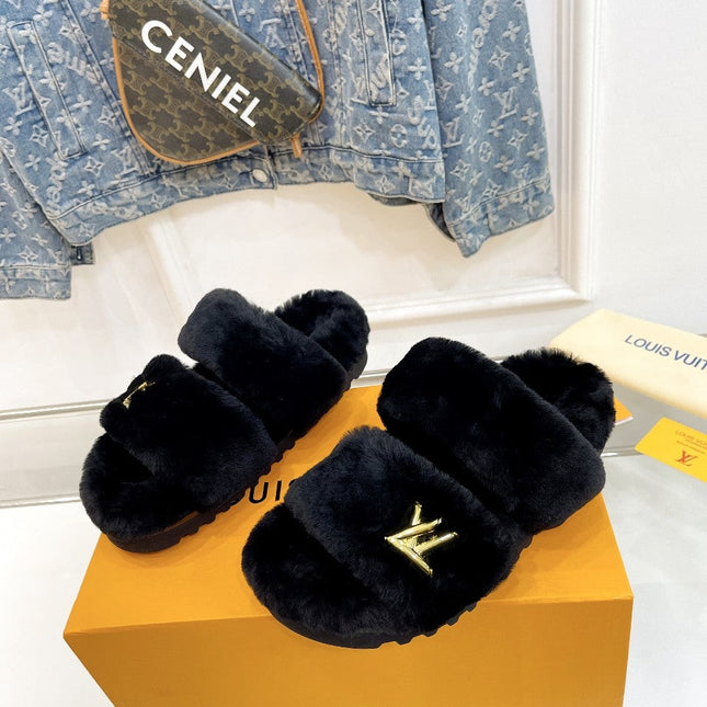 HALF MULE SLIPPERS IN BLACK FLEECE FEATURING METALLIC LOGO