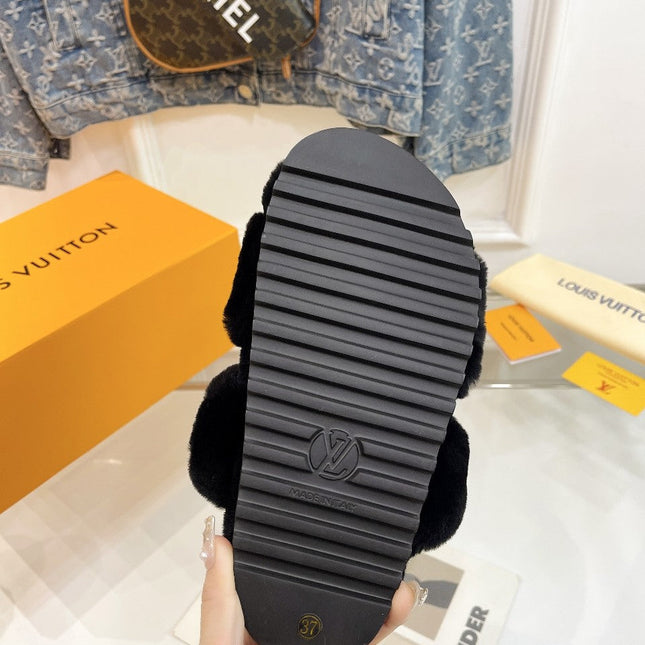HALF MULE SLIPPERS IN BLACK FLEECE FEATURING METALLIC LOGO
