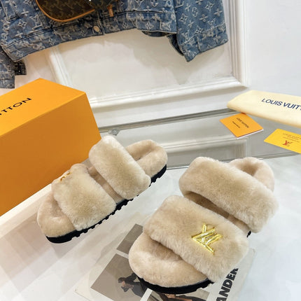 HALF MULE SLIPPERS IN CAMEL BEIGE FLEECE FEATURING METALLIC LOGO