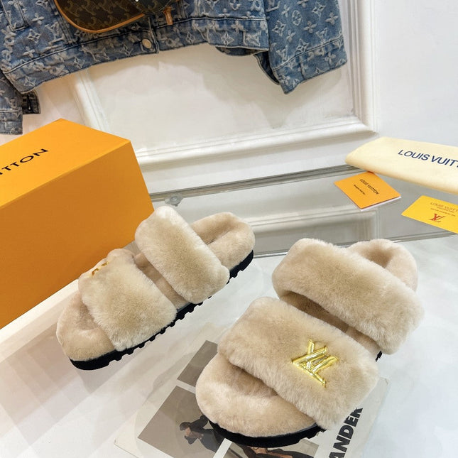 HALF MULE SLIPPERS IN CAMEL BEIGE FLEECE FEATURING METALLIC LOGO