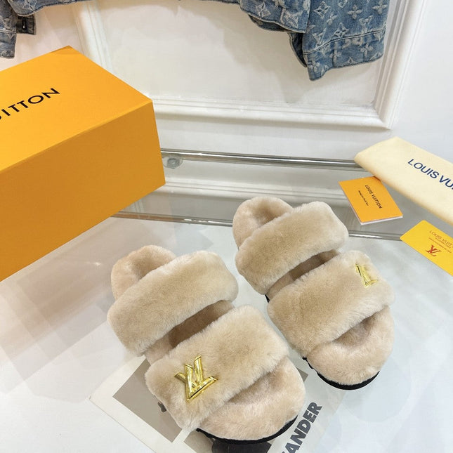 HALF MULE SLIPPERS IN CAMEL BEIGE FLEECE FEATURING METALLIC LOGO