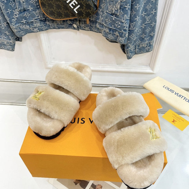 HALF MULE SLIPPERS IN CAMEL BEIGE FLEECE FEATURING METALLIC LOGO