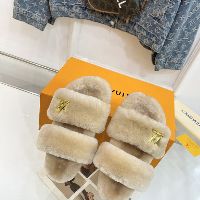HALF MULE SLIPPERS IN CAMEL BEIGE FLEECE FEATURING METALLIC LOGO
