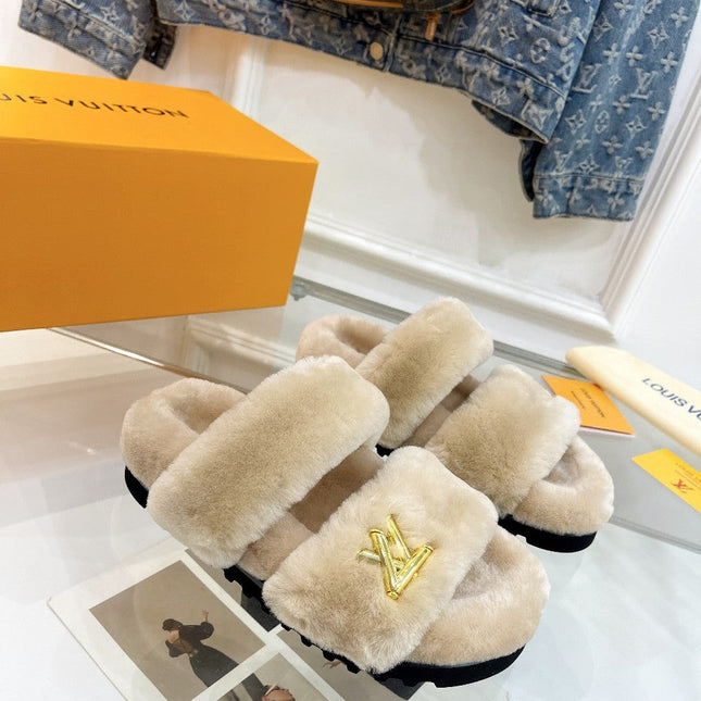 HALF MULE SLIPPERS IN CAMEL BEIGE FLEECE FEATURING METALLIC LOGO
