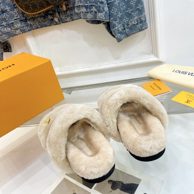 HALF MULE SLIPPERS IN CAMEL BEIGE FLEECE FEATURING METALLIC LOGO