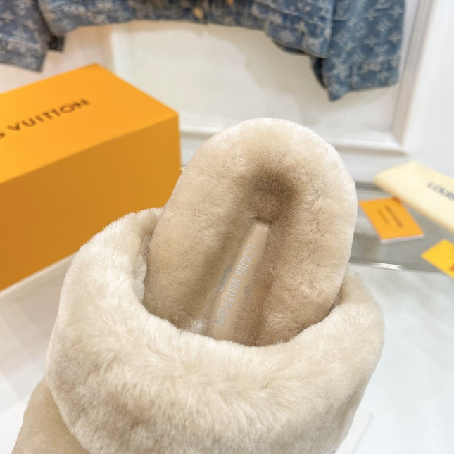 HALF MULE SLIPPERS IN CAMEL BEIGE FLEECE FEATURING METALLIC LOGO