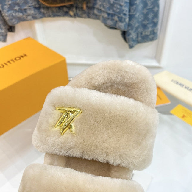 HALF MULE SLIPPERS IN CAMEL BEIGE FLEECE FEATURING METALLIC LOGO